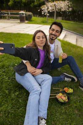 Paar macht Selfie während ihres Picknicks im Park