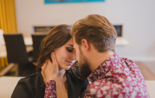 Mann und demisexuelle Frau sind kurz davor, sich zu küssen