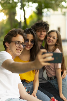 Gruppe von Freunden macht Selfie im Park