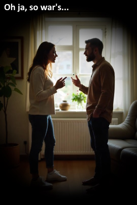 Streitendes Paar steht zu Hause im Wohnzimmer