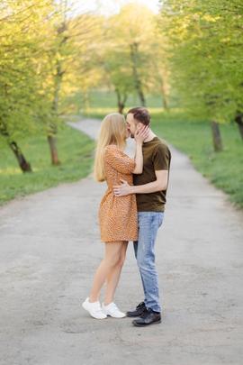 Mann und Frau küssen sich im Park