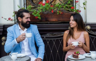 Frau spricht Mann im Café an