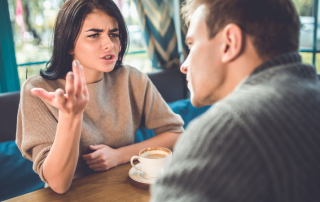 Mann und Frau streiten sich beim Date im Café