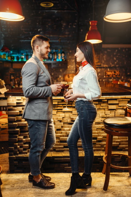 Mann und Frau flirten an der Bar