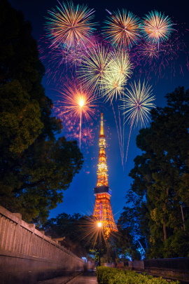 Feuerwerk mit beleuchtetem Turm im Hintergrund