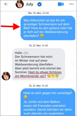 Mann schreibt Frau eine humorvolle Nachricht im Tinder-Chat