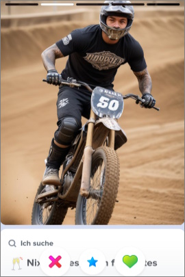 Tinder-Profil mit Foto von einem Mann auf einem Motocross-Bike im Sand