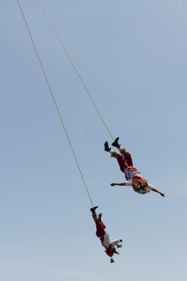 Zwei Personen fliegen beim Bungee Jumping durch die Luft