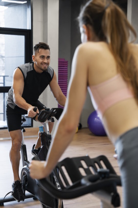 Zwei Sportler beim Fahrrad-Training im Gym